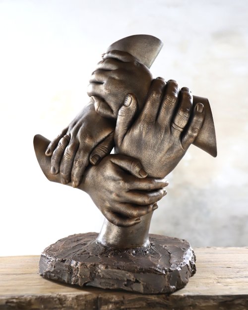 Bodycasting handenkrans van familie in verticale compositie met warme kleuring
