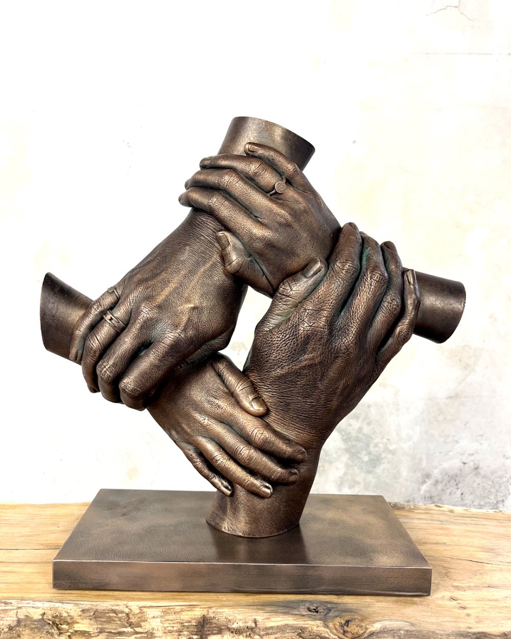 Handenkrans met vier handen in krachtige bodycasting compositie