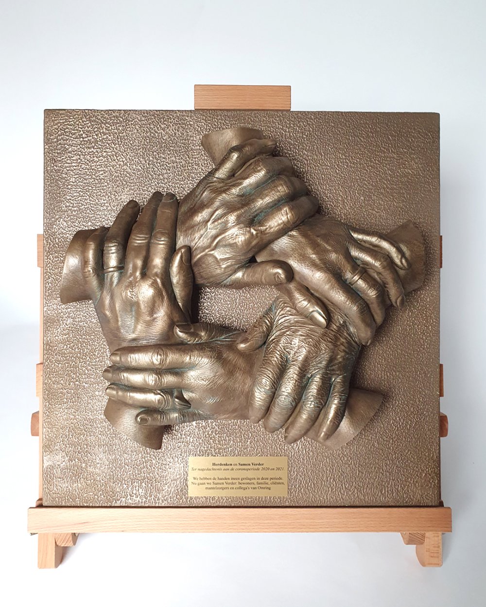 Een handenkrans als herdenking na corona. Iedere hand in deze cirkel van handen staat symbool voor kracht en verbondenheid in de samenleving. Gemaakt door bodycasting nederland
