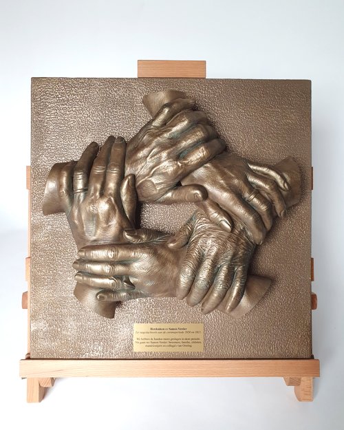 Een handenkrans als herdenking na corona. Iedere hand in deze cirkel van handen staat symbool voor kracht en verbondenheid in de samenleving. Gemaakt door bodycasting nederland