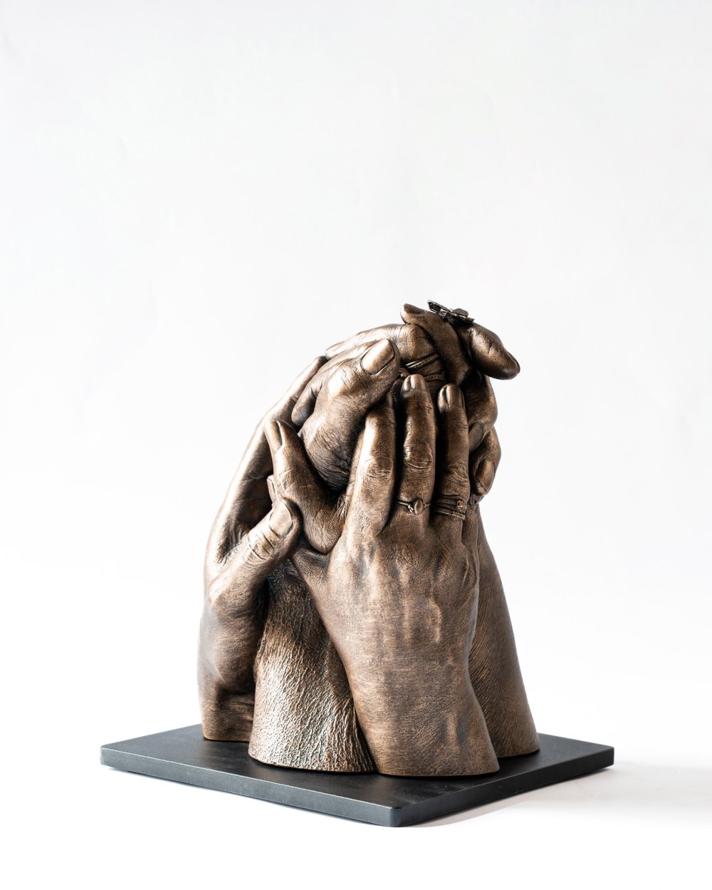 Handbeeld met vlinderdetail en fijne bodycasting details van ringen