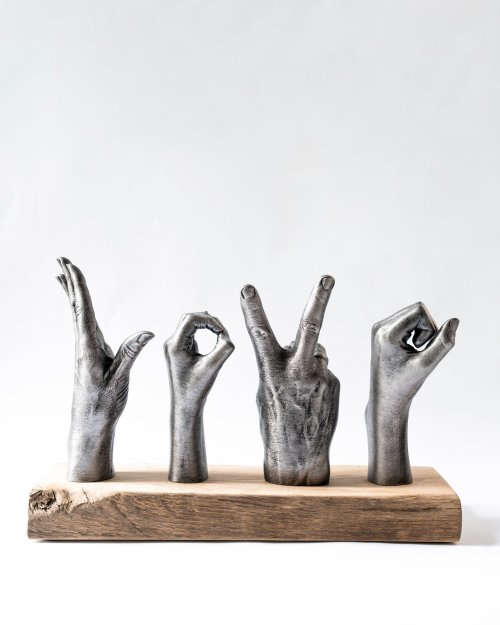Bodycasting handbeeld met LOVE handgebaren op houten sokkel