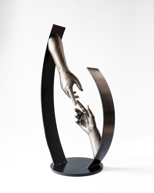 Exclusief handbeeld met twee handen in Space Between metalen constructie