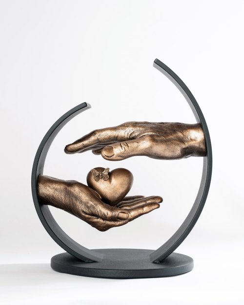 Design handbeeld met hart en vlinder en metalen constructie in bronzen kleuring