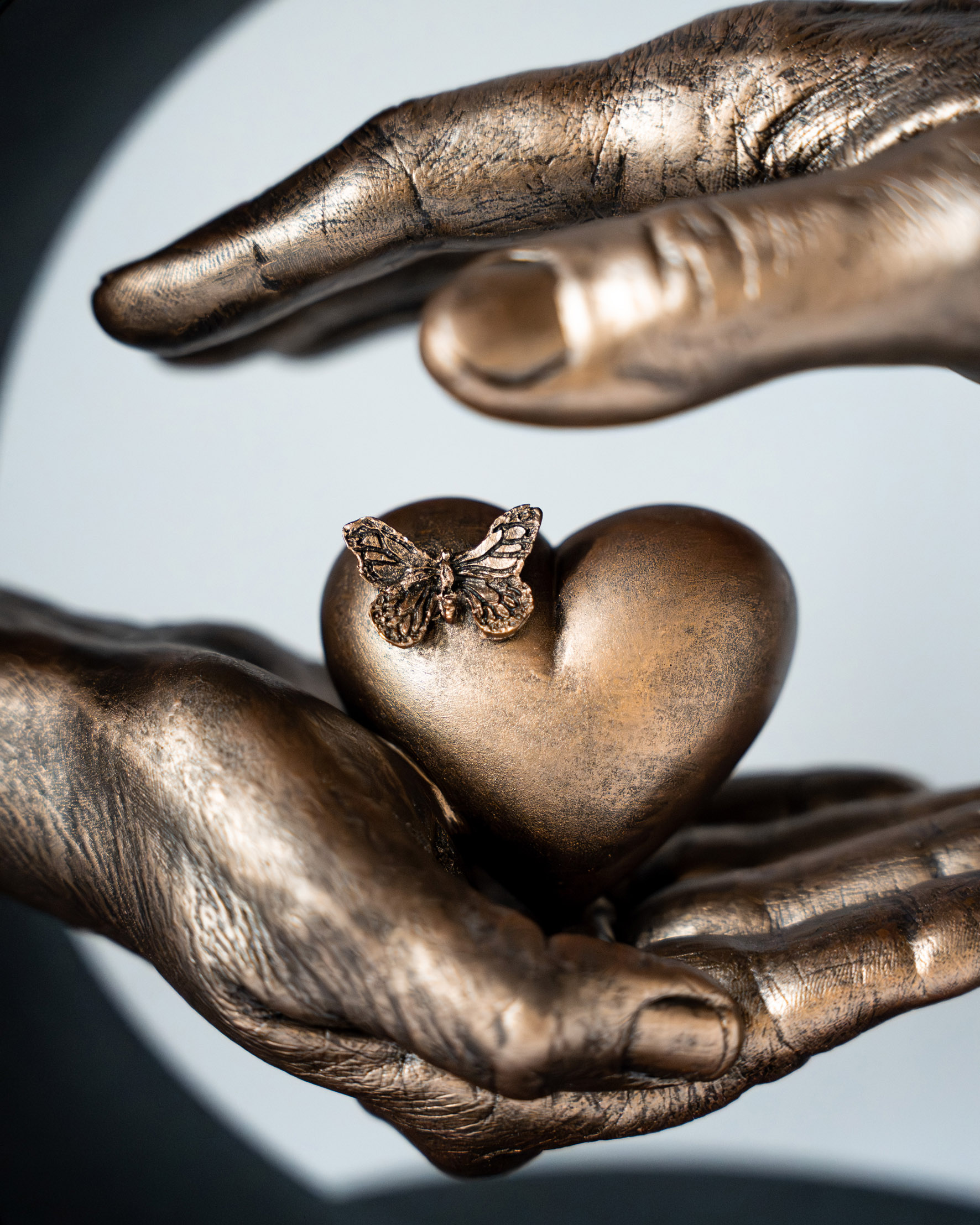 Design handbeeld met hart en vlinder en metalen constructie in bronzen kleuring