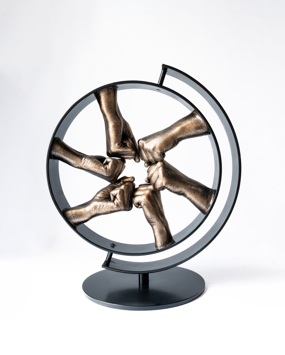 Exclusief handbeeld in draaibare metalen Globe constructie met zes handen