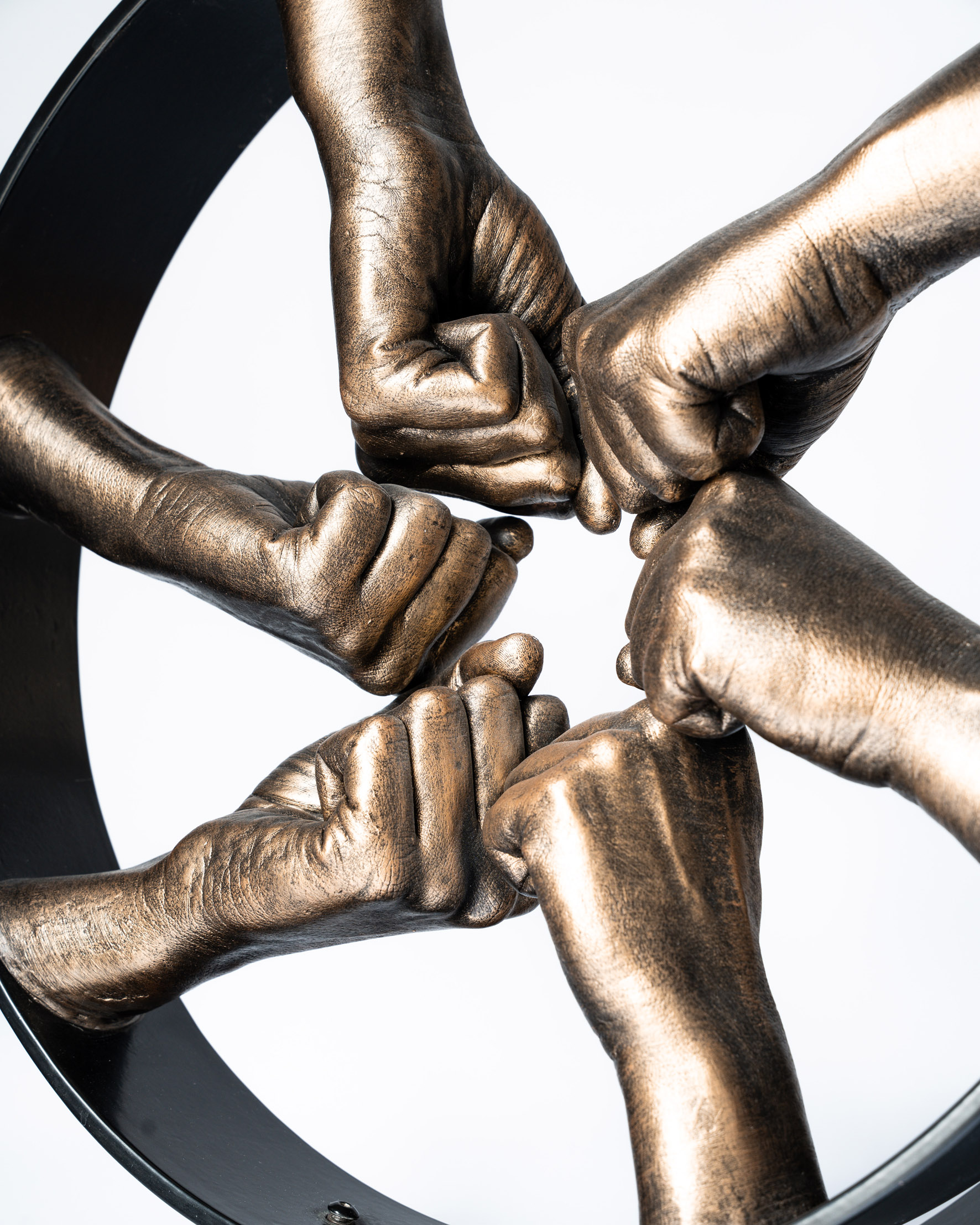 Exclusief handbeeld in draaibare metalen Globe constructie met zes handen
