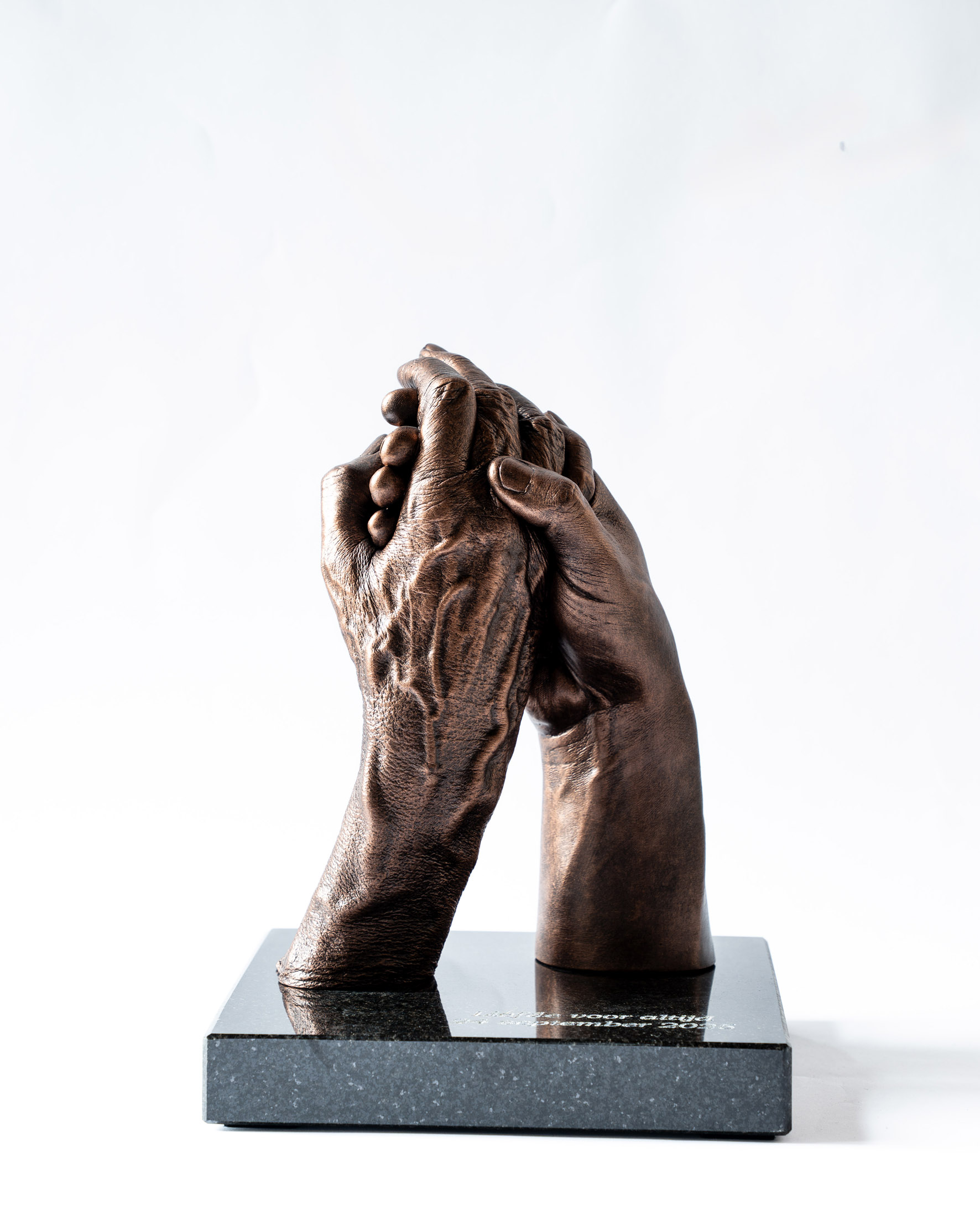Bodycasting van oudere hand en dragende hand met rijke huiddetails