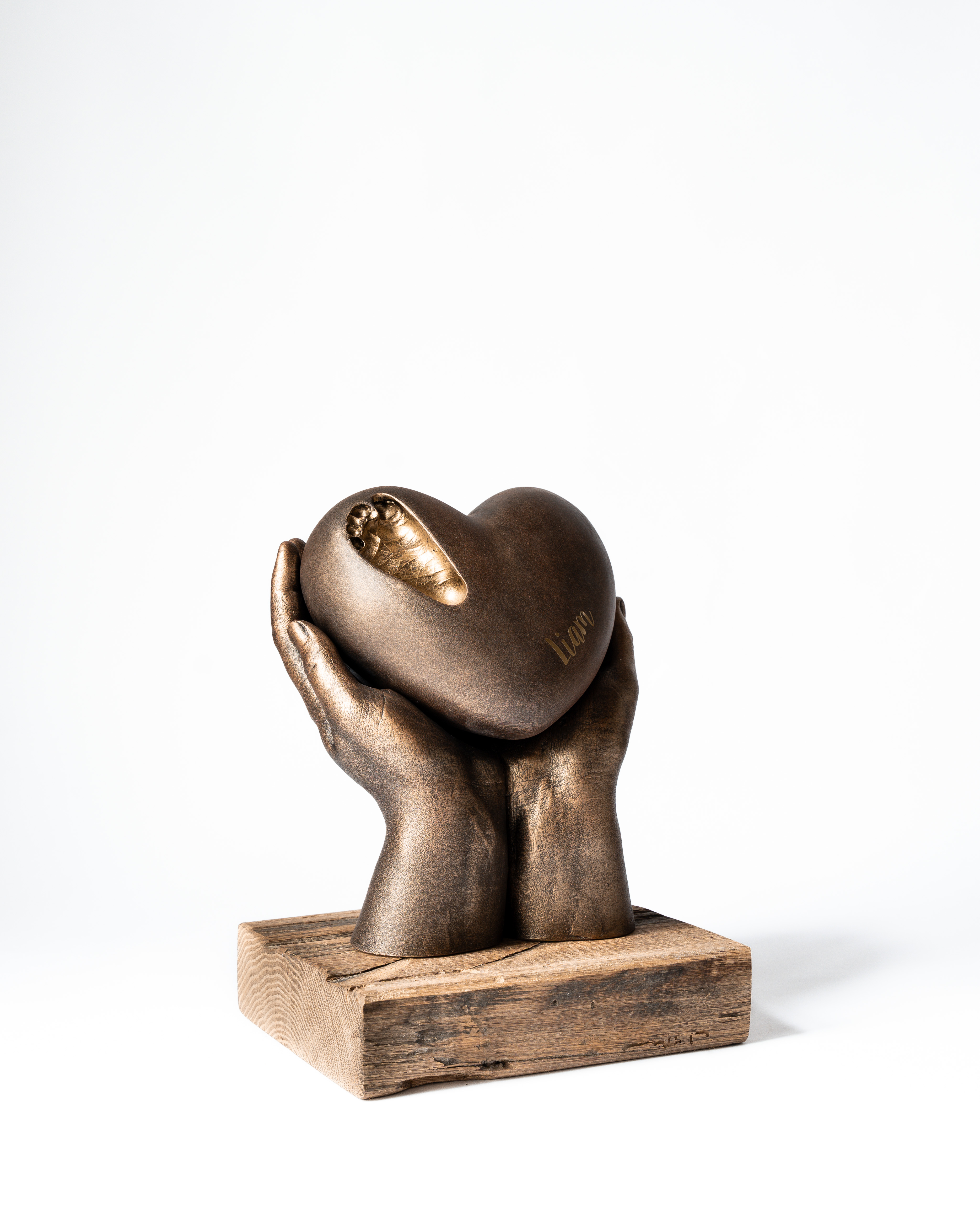 bodycasting handbeeld met urn hart en afdruk van babyvoetje in de urn