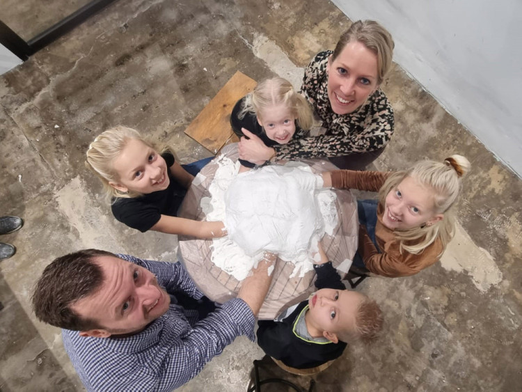 een beeld van de handen in een krans laten maken bij bodycasting nederland in bodegraven-reeuwijk
